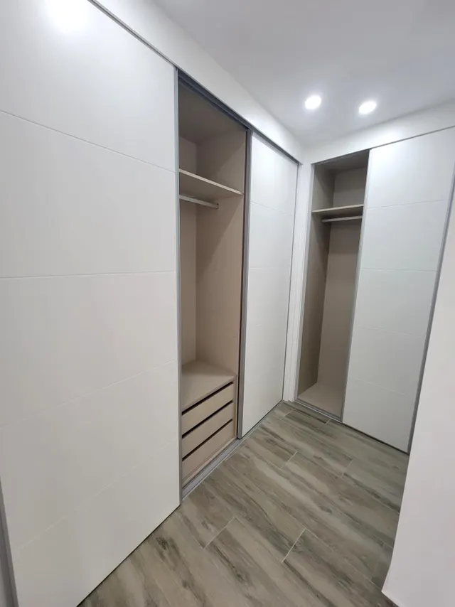Moderno apartamento muy espacioso, en esquina, 3 dormitorios, 3 baños, parking, piscina, a 5 minutos a pie de la Playa del Cura — 23