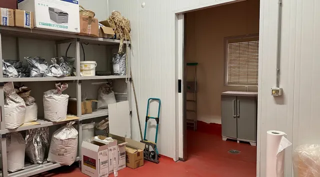 Venta de restaurante y fábrica de embutidos — 44