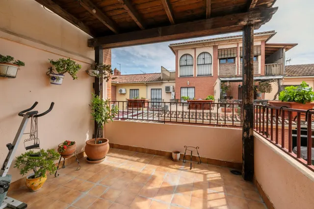 Adosado “Dos en Uno” con apartamento independiente. — 22