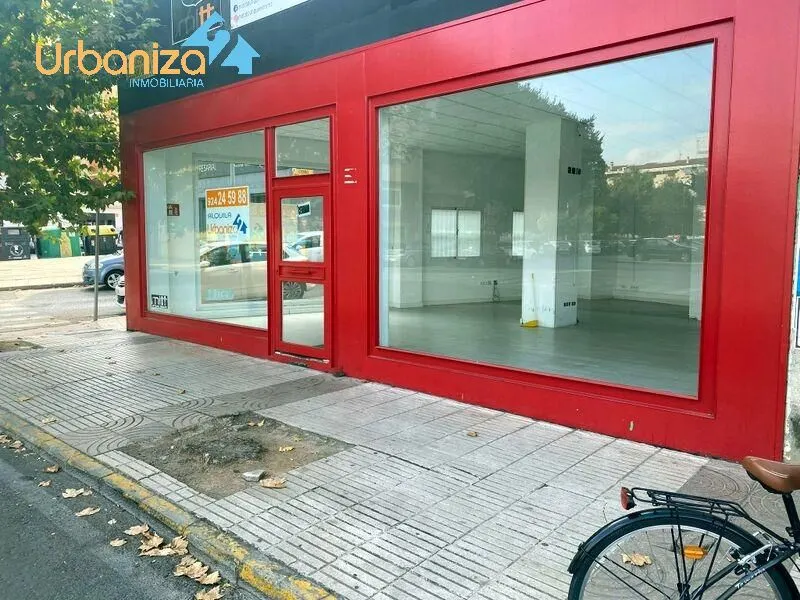 LOCAL BIEN ACONDICINADO  CON GRANDES ESCAPARATES DE ESQUINA