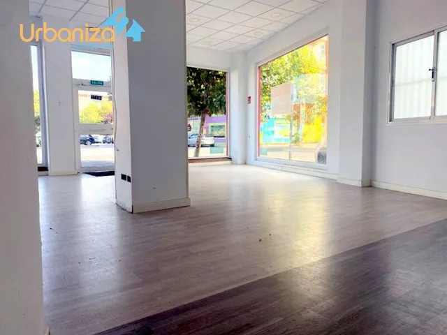 LOCAL BIEN ACONDICINADO  CON GRANDES ESCAPARATES DE ESQUINA — 9
