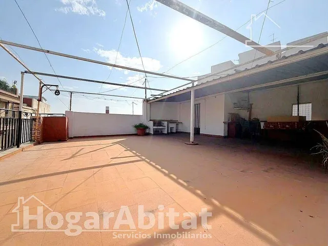¡En buena zona! Casa amplia y luminosa con gran terraza y balcón — 11