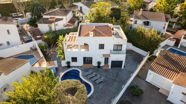 Casa moderna con cuatro habitaciones, piscina y garaje — 41