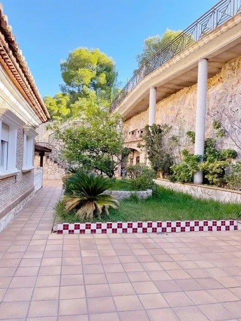 EXCLUSIVA VILLA EN URBANIZACIÓN PRIVADA CON VISTAS A LA MONT