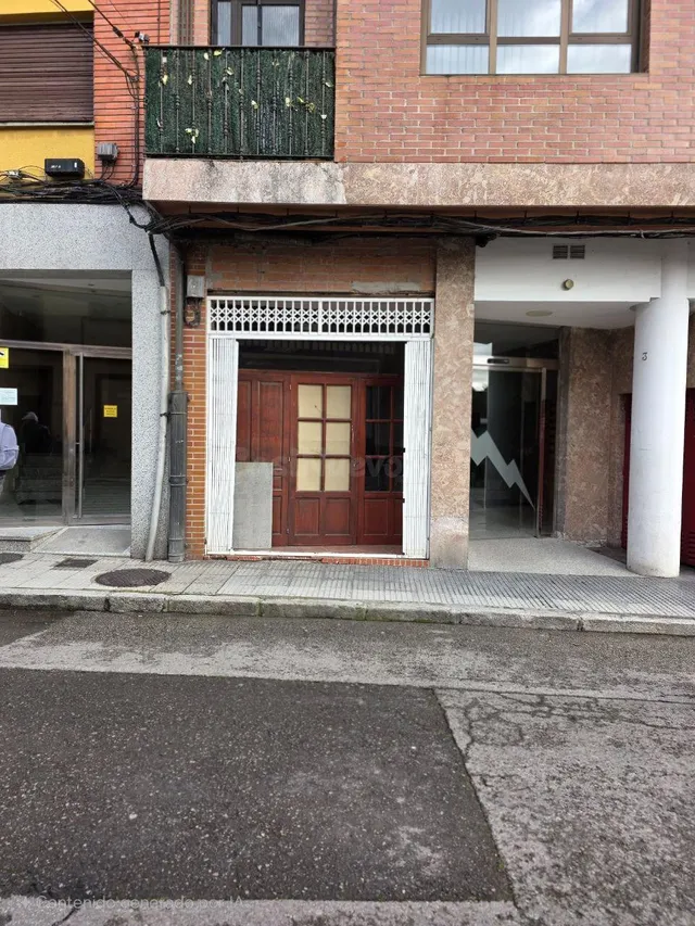 Oportunidad de Inversión: Local Comercial en Oviedo, Zona Fo