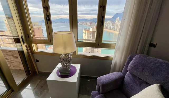 Espectacular piso reformado con diseño y calidad,  con vistas impresionantes al mar y Benidorm. — 11