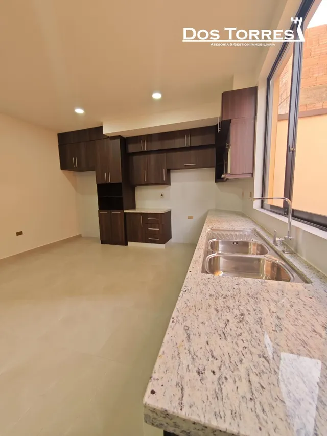 $us.- 129.500 Amplia casa nueva a estrenar, con 4 dormitorios, próximo a 4 esquinas. — 12