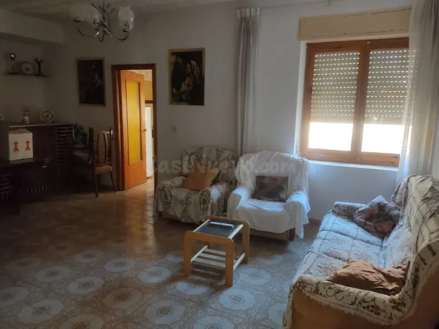 VIVIENDA DE 4 DORMITORIOS CON PATIO DE 200 METROS - foto 3