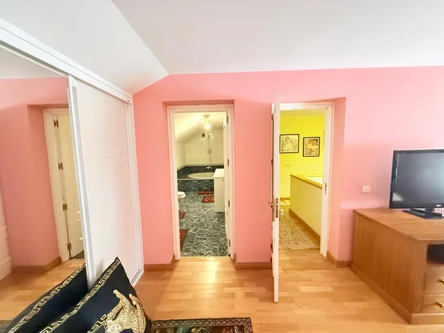 VENTA EN PLENO DOMINIO · Gran chalet de 545 m2 con placas solares y parcela privada de 3.000 m2 · Boadilla del Monte — 30