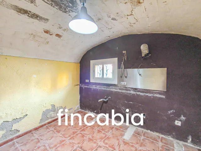 Masía para reformar en Riudarenes: Can Veleta, 623 m2 de parcela y piedra con bóvedas catalanas. — 36