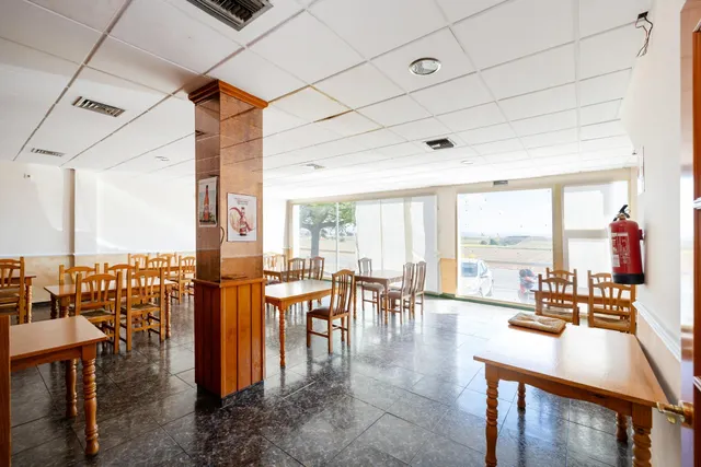 ¡OPORTUNIDAD ÚNICA! Edificio Multifuncional de 900 m2 en Plena Vega Granadina, en primera línea de carretera. — 10