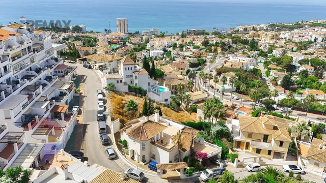 Villa Independiente con Vistas al Mar y Gran Potencial de Re - foto 2