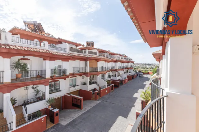 ADOSADA CON 4 DORMITORIOS, AMPLIAS TERRAZAS Y VISTAS A GRANADA Y SIERRA NEVADA — 28