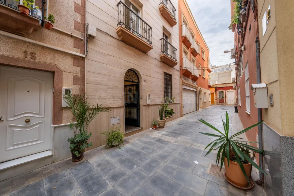 UNA CASA CON ALMA EN EL CORAZÓN DE ALMERÍA: 278 m2 Y DOS TERRAZAS PARA DISFRUTAR