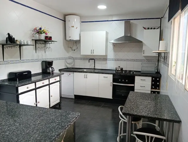 Chalet con piscina, bungalow y 2.500 m2 de parcela en Urbanización La Rocilla — 29