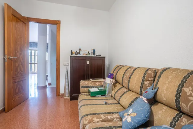 Almeria - cruz de caravaca: amplio triplex - 6 habitaciones + 3 baños + 1 aseo + garaje amplio + 2 salones + 2 cocinas + solarium — 30