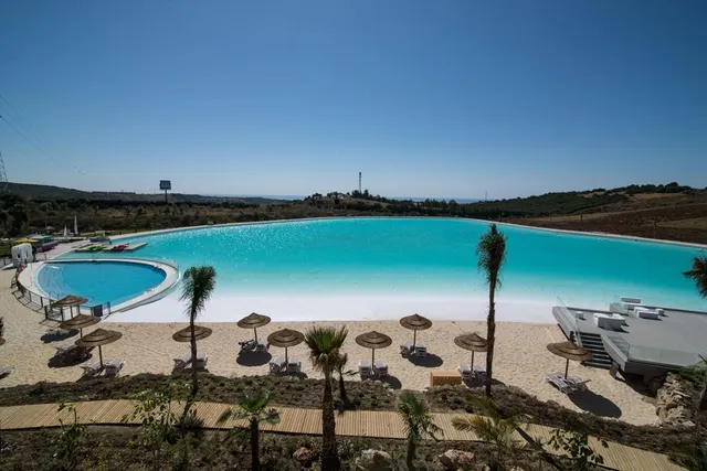 EXTRAORDINARIAS VIVIENDAS DE LUJO JUNTO A PLAYA ARTIFICIAL Y