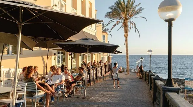 OPORTUNIDAD DE INVERSIÓN, 7% RENTABILIDAD! LOCAL ALQUILADO EN PRIMERA LINEA DE PASEO, PLAYA PARAISO — 7