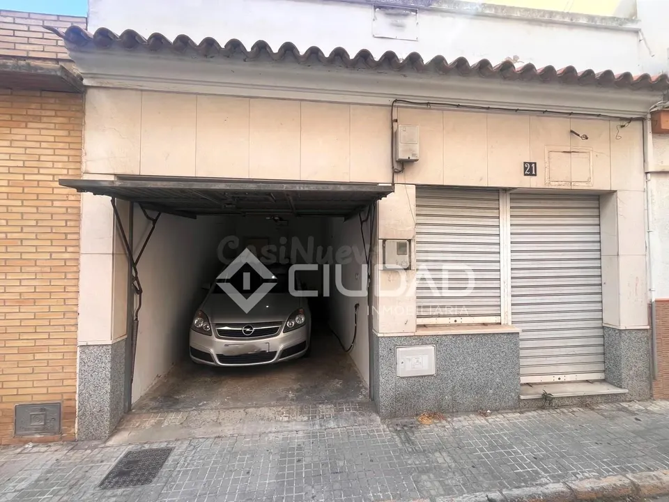 Local convertible en vivienda adosada junto al centro