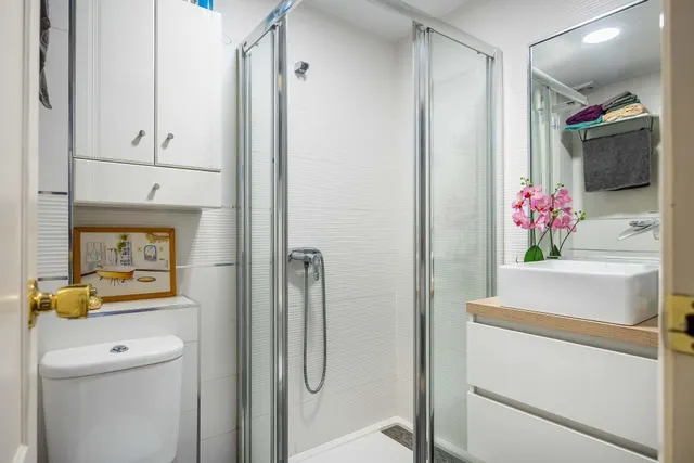 Vive en Simón Verde: Casa pareada con patio, garaje cubierto, piscina y el metro a un paso. — 17