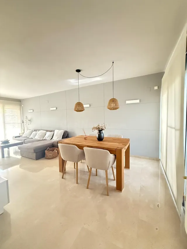 ¡OPORTUNIDAD EN PATERNA! CHALET DE 319 m2 CON PISCINA, 4 DOR - foto 4