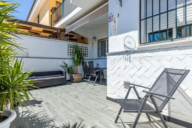 Chalet adosado en Gines - foto 4