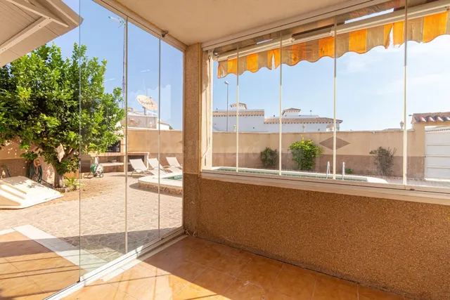 Bungalow de 3 dormitorios 2 baños con piscina privada y jardín en Zeniamar · Orihuela Costa — 15