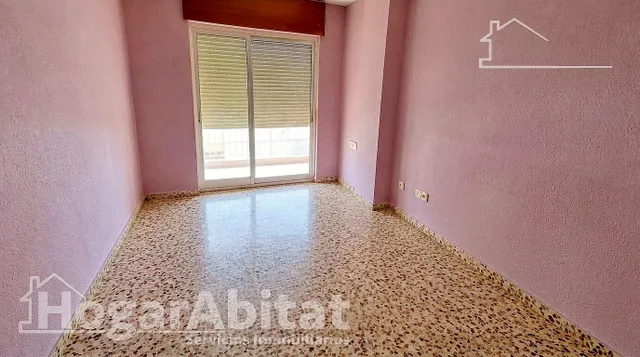 ¡Oportunidad cerca del mar! Acogedor para reformar en residencial con balcón, piscina y dos garajes — 10