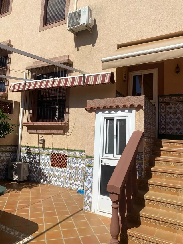 ¡ADOSADO EN SAN BERNABÉ CON GARAJE Y PATIO! — 2