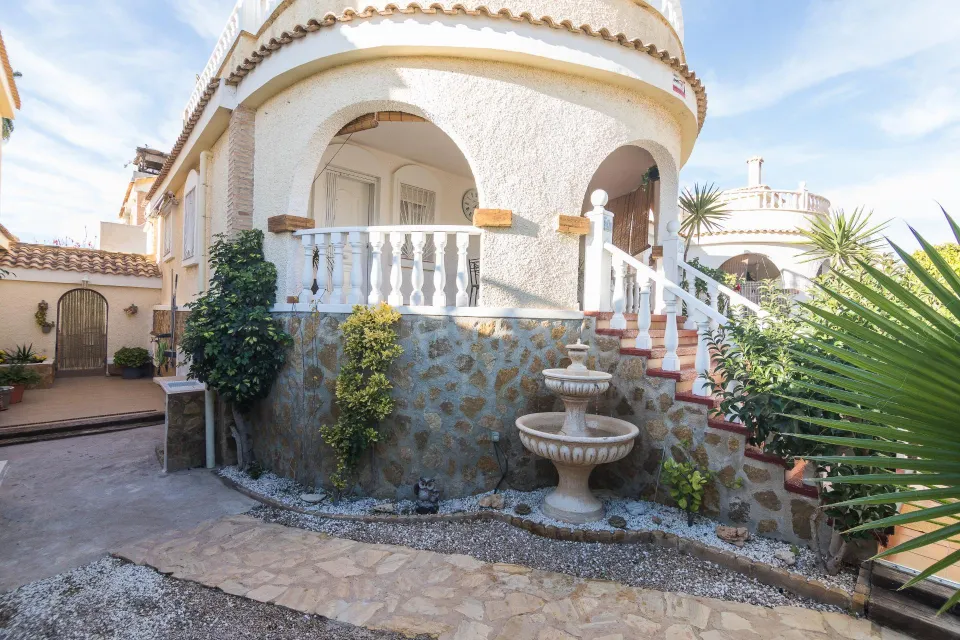 CHALET PAREADO A UN PASO DEL CAMPO DE GOLF CON 5 habitaciones 3 BAÑOS