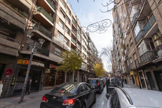 Piso en venta en pleno centro de Granada – Planta alta, garaje y gran potencial de reforma — 48