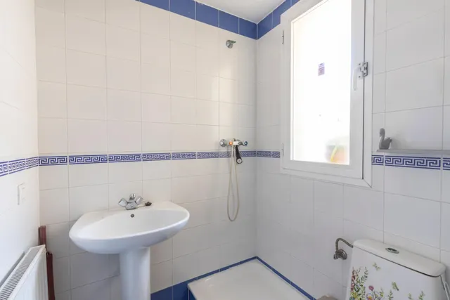 Amplia vivienda VPO con terraza, garaje y excelente ubicación junto a Avenida Juan Pablo II — 28