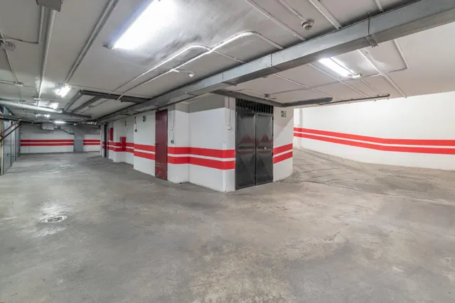 Amplia Plaza de Garaje Cerrada en Ubicación Estratégica — 12