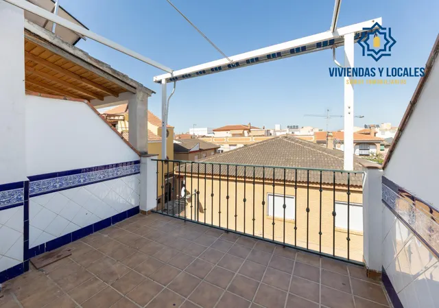 Vive en el corazón de Armilla: 4 dormitorios, patio, terraza y garaje — 20