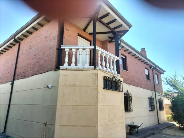 Amplia Casa en Melgar de Fernamental con Jardín y Terraza — 4