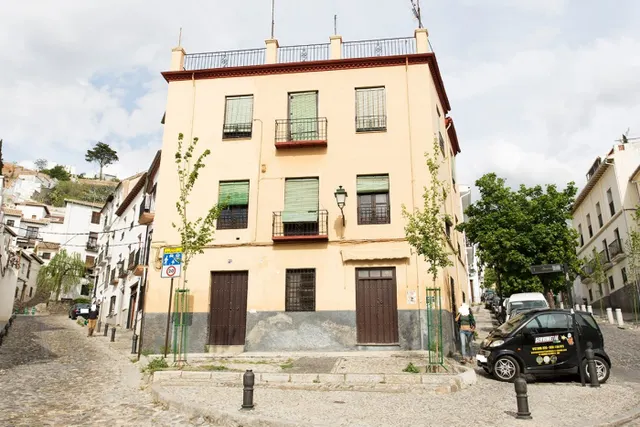 Albayzin bajo zona. piso 3 dormitorios. 2 baños. salón. cocina. calefacción. luminoso. — 26