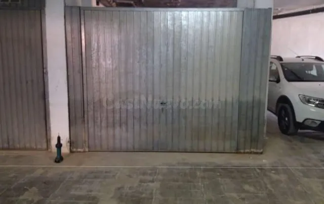 OPORTUNIDAD, SE VENDE COCHERA CERRADA EN EL CENTRO DE TORRE- - foto 2
