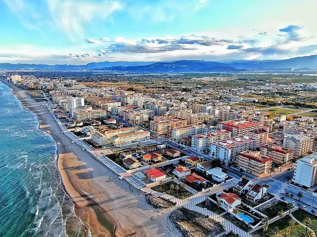 Apartamento ubicado en primera línea playa Daimús, destaca por su privilegiada orientación noroeste que regala vistas despejadas al mar — 16