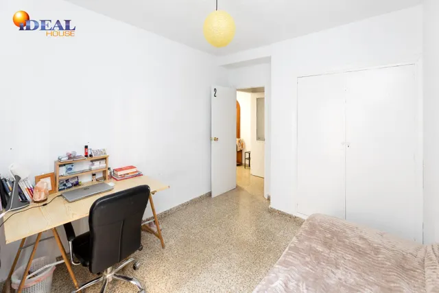 Venta de piso de 4 dormitorios y 2 baños en Granada (Zona Centro) — 15