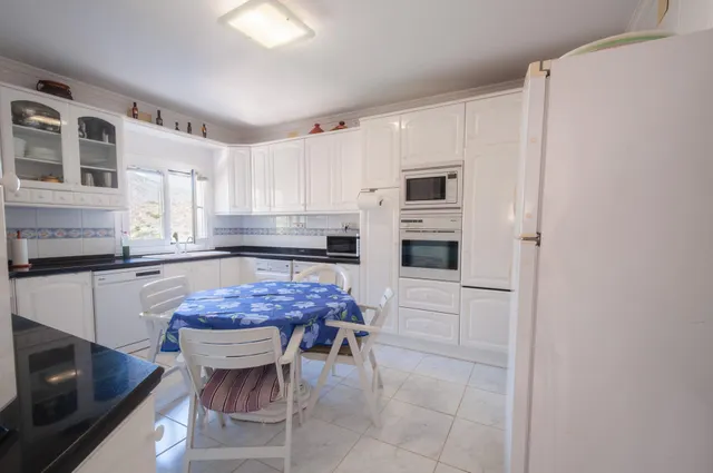 Amplia villa con vistas panorámicas al mar y pista de tenis privada en Calpe — 24