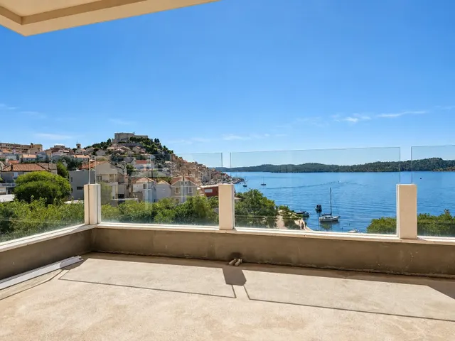 Residencia contemporánea con vistas al mar y al casco histórico de Sibenik, Croacia — 11