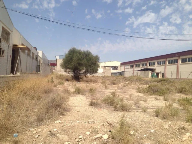 Parcela de 2000 m2 con una edificación de 1200m2, en polígon - foto 4