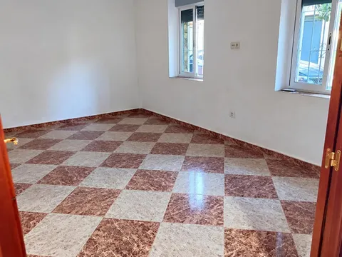 Casa de una planta con 4 Domitorios y patio en la zona de Cañero.