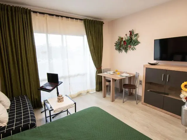 OPORTUNIDAD EN BENALBEACH — 21