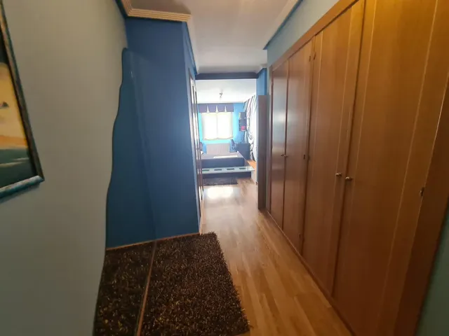 Se vende amplísimo apartamento, amueblado y equipado, cocina, salón, 2 hab., 2 baños. Para entrar. — 10