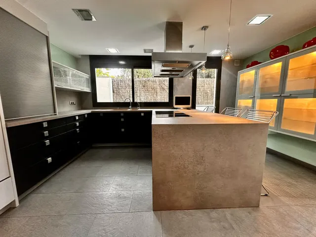 Exclusiva villa de lujo en Ciutat Diagonal, Esplugues de Llobregat, con vistas panorámicas a Barcelona y al mar — 18