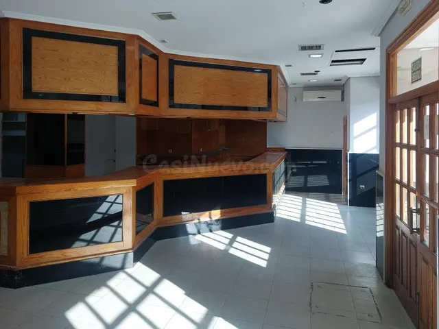 Local Comercial en Venta: Bar-Cafetería con Salida de Humo - foto 2