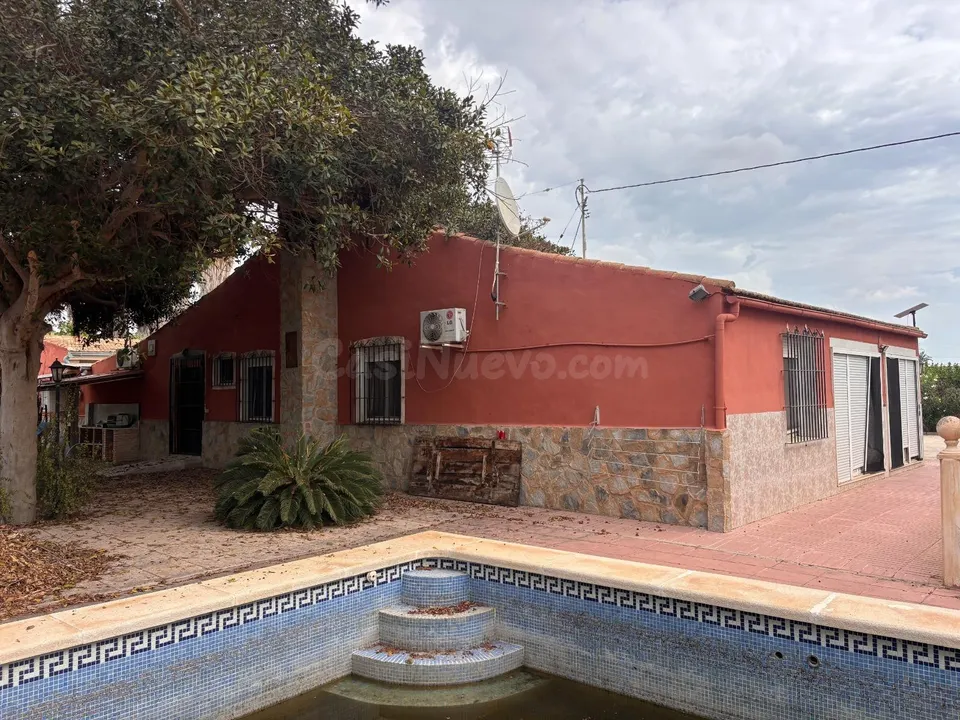 ** CHALET CON NAVE DE 200 M2 + TALLER DE 60 M2 + PISCINA EN PARCELA DE 4.000 M2**  **Una propiedad única en La Hoya (Elche) por 350.000 €**, ideal para quienes buscan espacio y privacidad
