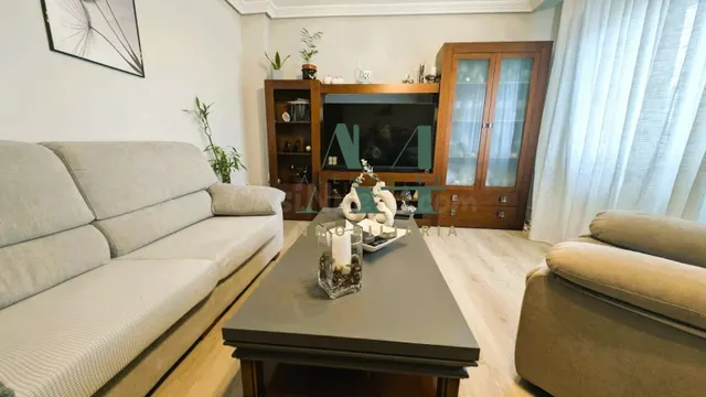 Preciosa vivienda reformada con dos ascensores a pocos minut - foto 4