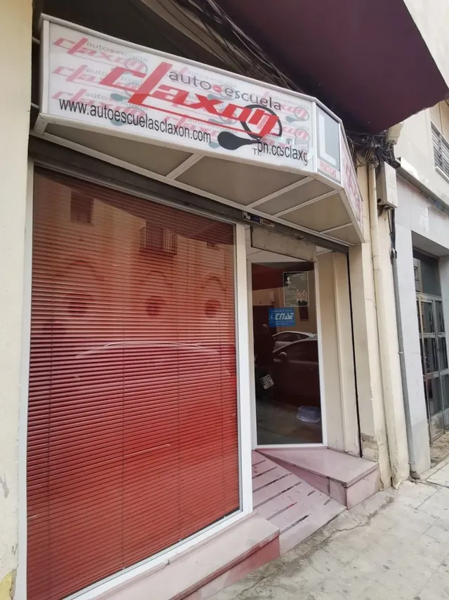 DISPONIBLE A LA VENTA BAJO COMERCIAL — 2